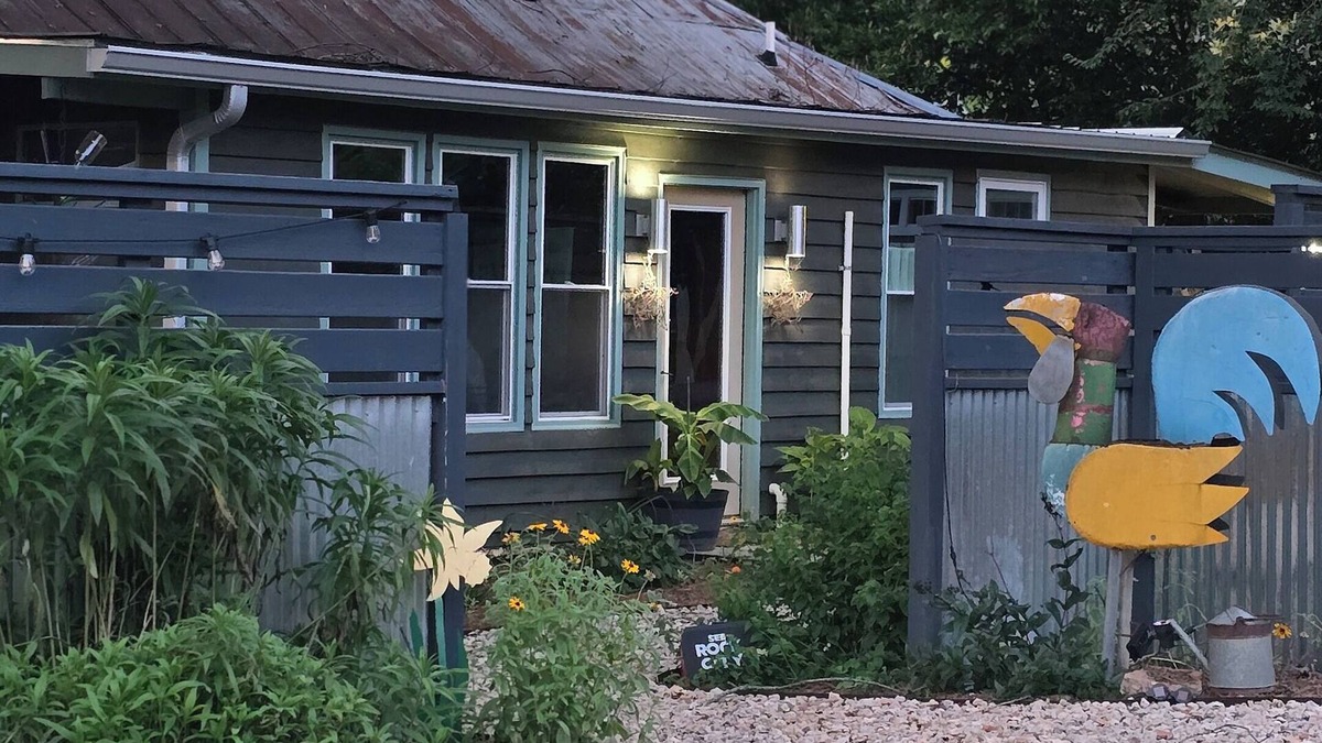 Athens Apartment | La Casita! Cozy studio HOUSE w/hot tub & private back yard in good ole Athens!