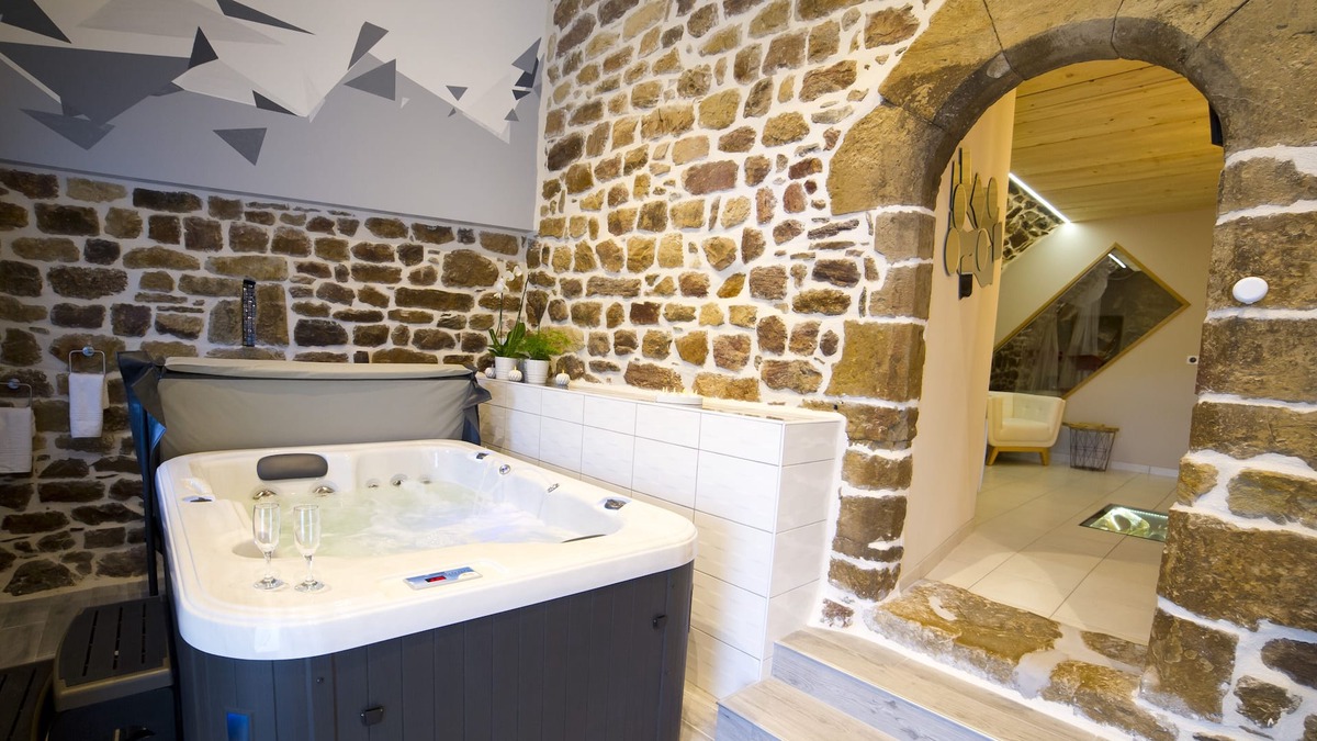 Recoules-Previnquieres Cottage | La Cazette: unusual romantic suite with private spa