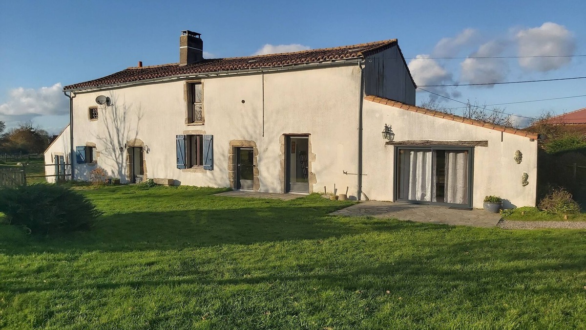 Bressuire Cottage | La Chaudronnière, 8/10 seater gîte near Puy du Fou