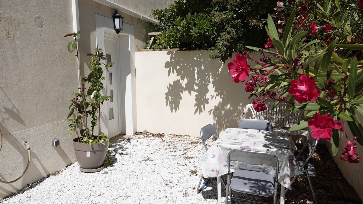 Villeveyrac Apartment | La Cigale- Air-conditioned - Close to the sea - Quiet