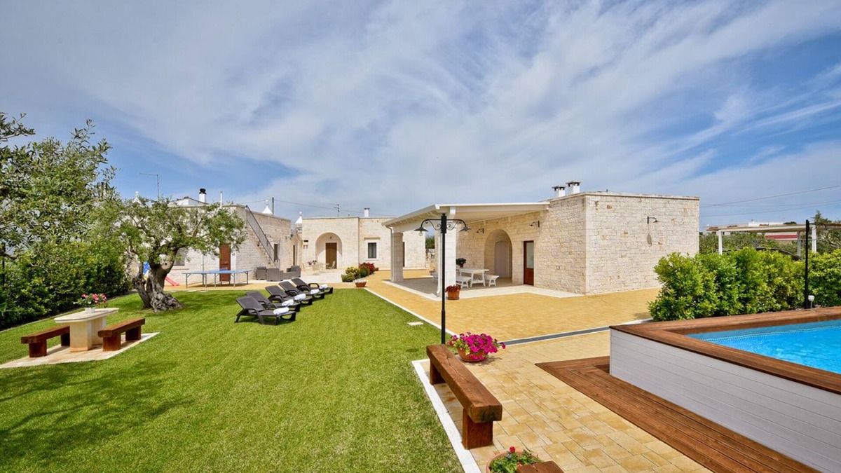 Locorotondo Villa | La Corte del Pergolo, complex of trulli with pool and spa