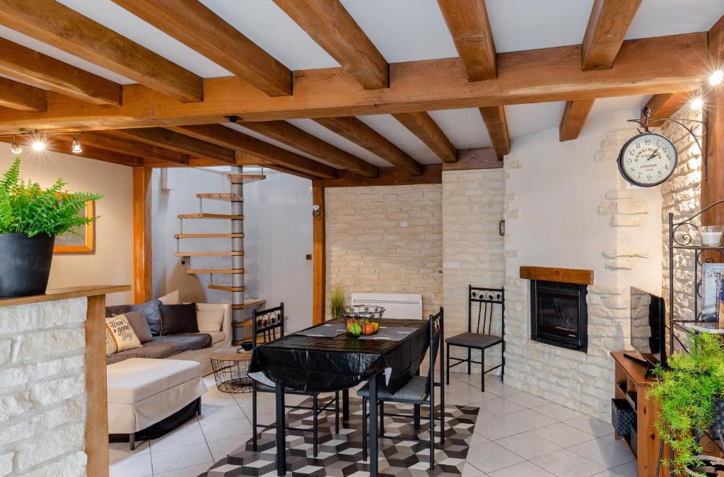 Cremieu Apartment | La cour de Cremieu