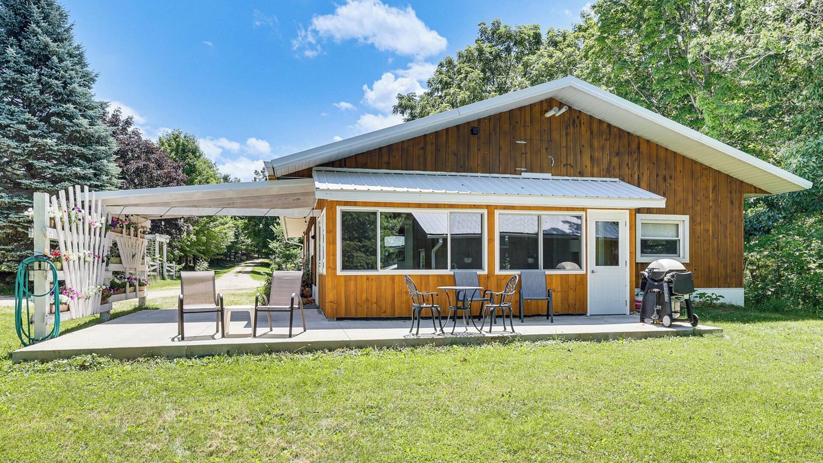 Mindoro Cottage | La Crescent Cottage on Minnesota Bluffs w/View!