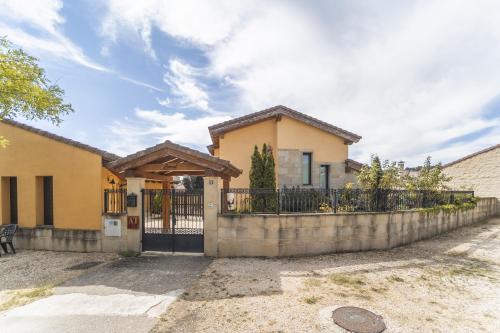 Espeja de San Marcelino House | La Dehesa de Santa Ursula 1