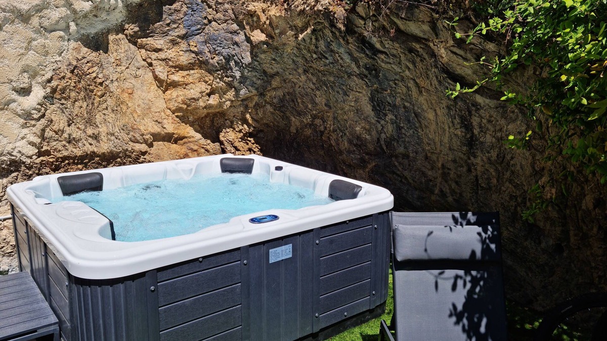 Villeneuve-dʼAllier House | La Demeure des Glycines with Jacuzzi