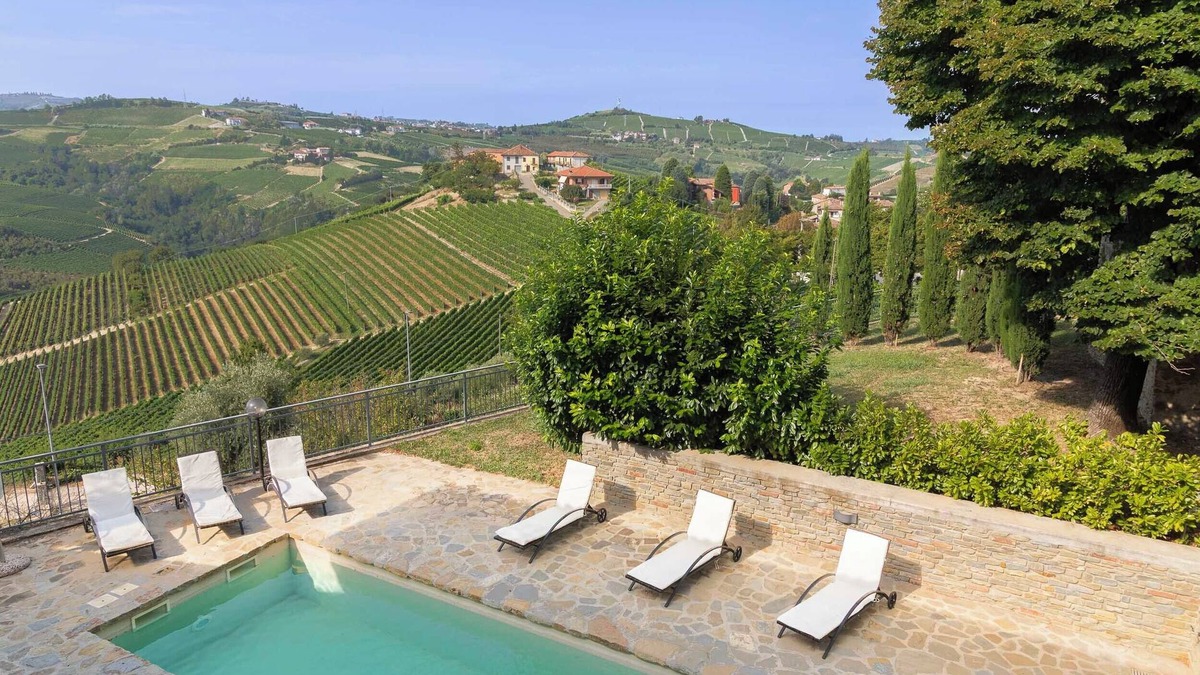 Santo Stefano Belbo Villa | La Dimora delle Langhe - Pool and private vineyard on the Neive hills