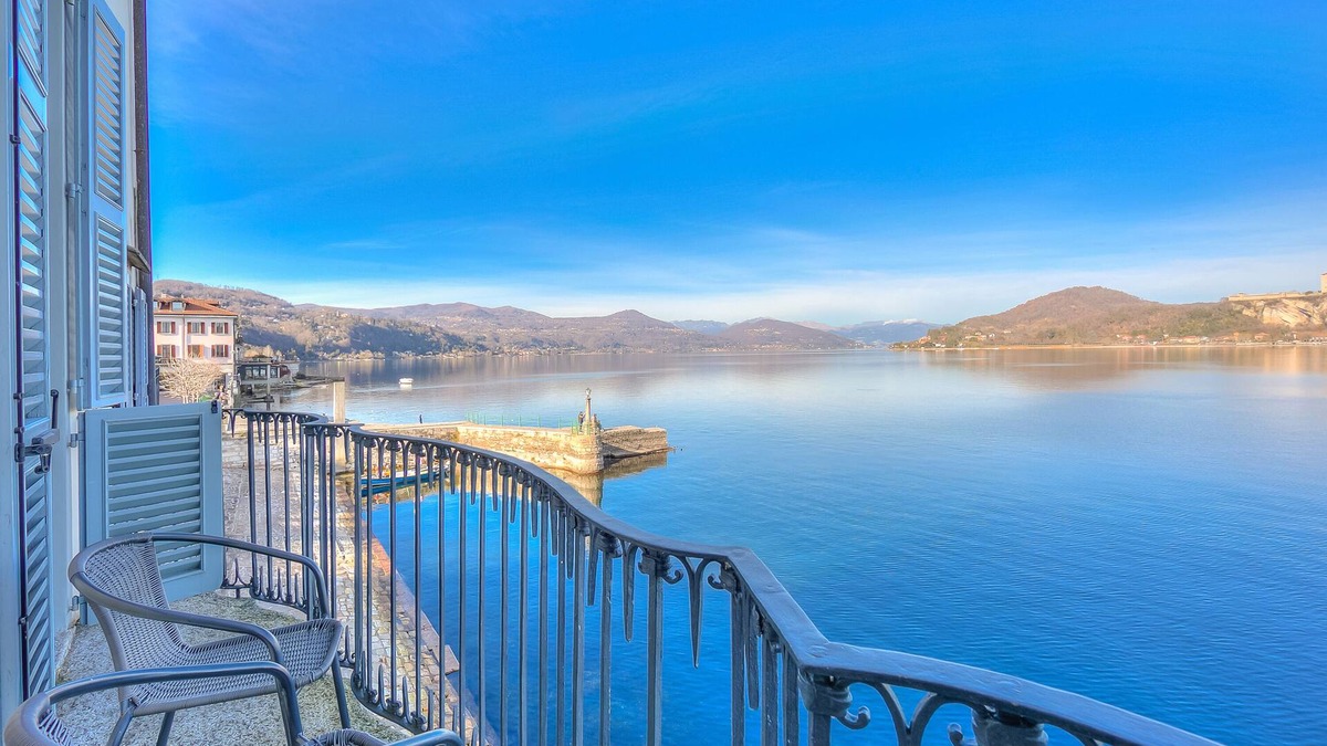 Arona Apartment | La Dolce Vita Pied dans L' Eau, Arona, Italy