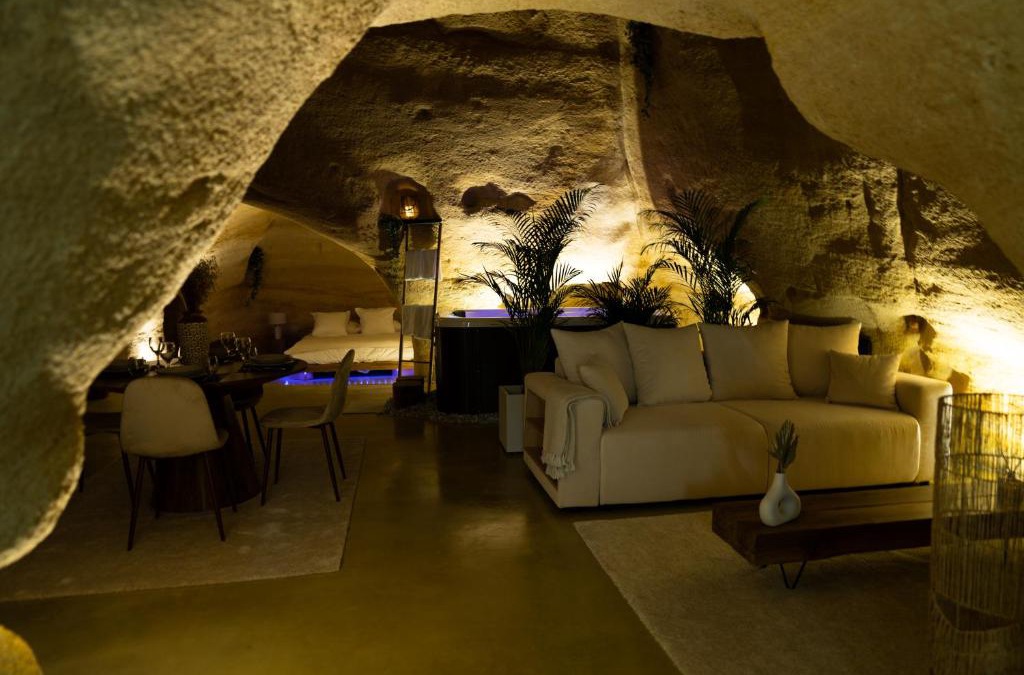 Doue-la-Fontaine Apartment | La falaise perdue, Suite troglodyte & spa privé