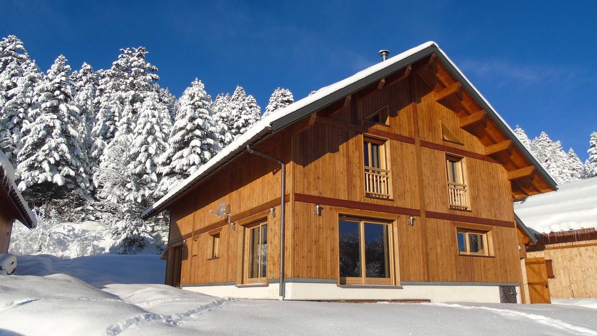 La Feclaz Apartment | LA FECLAZ Apt in chalet, ski in ski out.