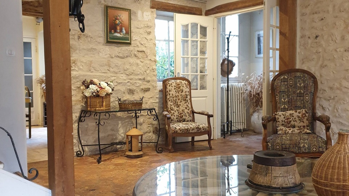 Moret-sur-Loing House | La Ferme de Montmartre in a Medieval Village