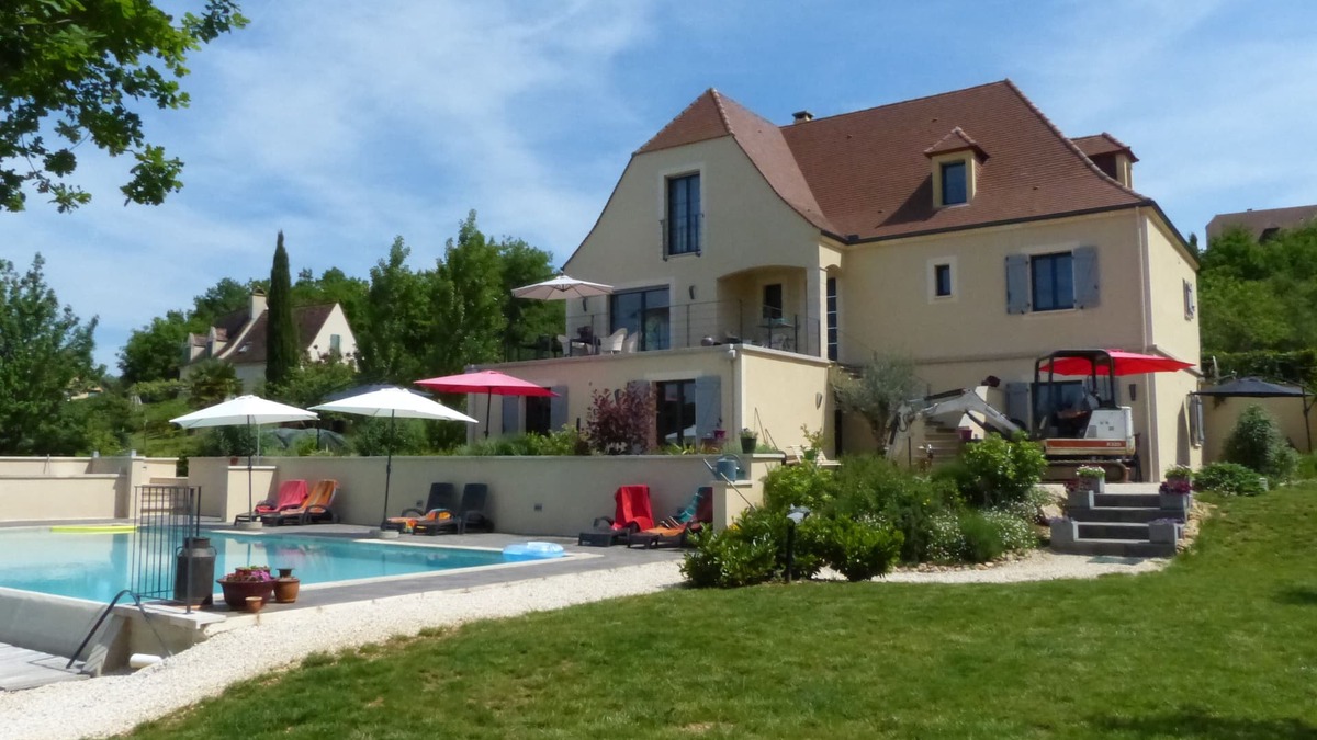 Saint-Julien-de-Lampon Apartment | La Figue: Luxury 4 person apartment with private terrace and large swimming pool + sauna.