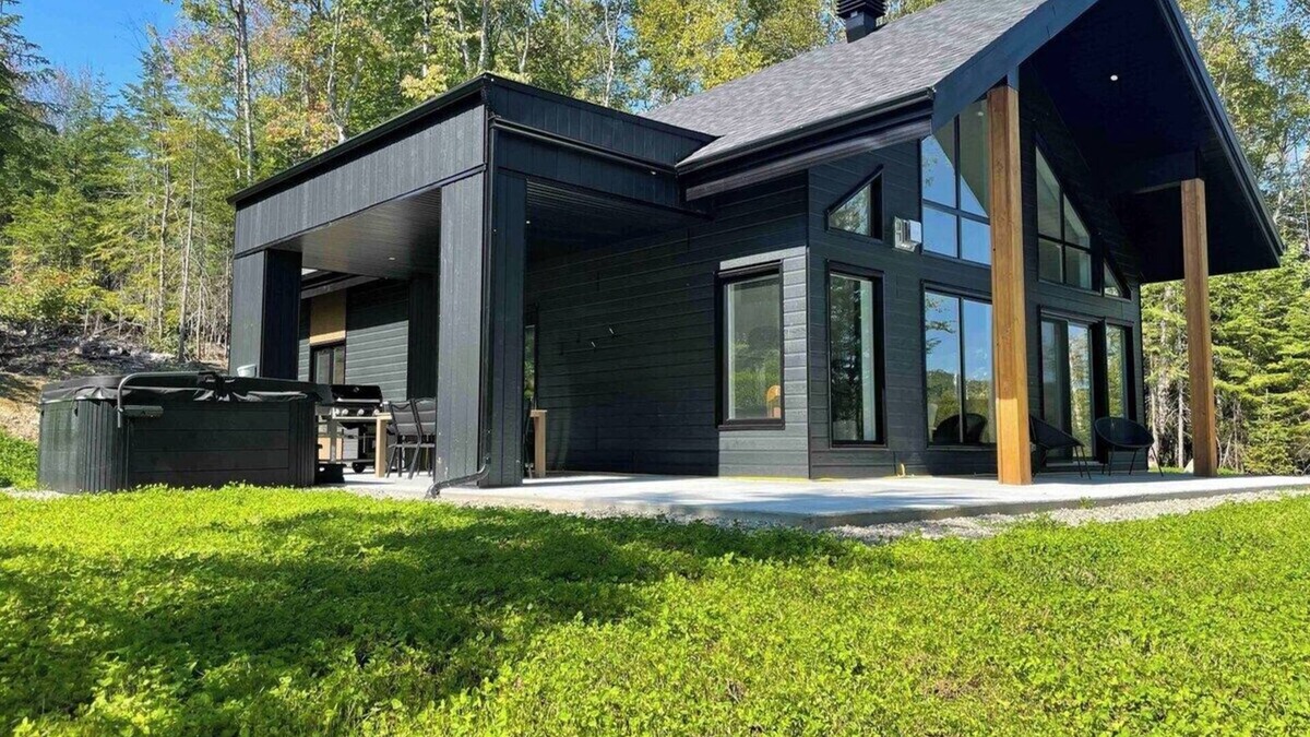 Les Eboulements Ski Chalet | La Folia 132: Tranquil Chalet, Spa & Scenic Trails