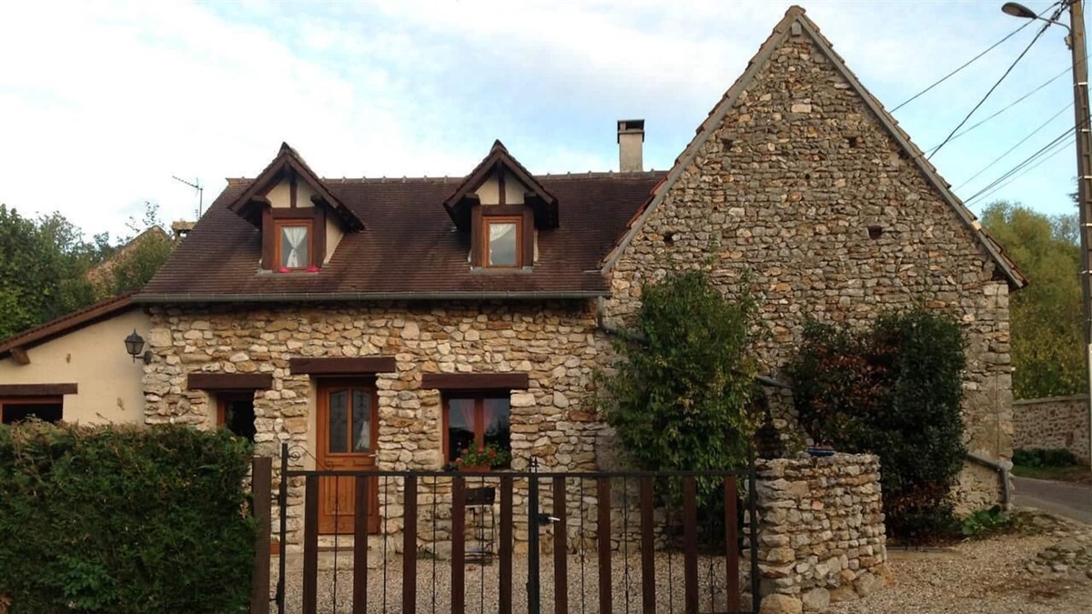 Saint-Etienne-sous-Bailleul House | La maisonnette-House-Traditional-Ensuite with Bath-Garden view
