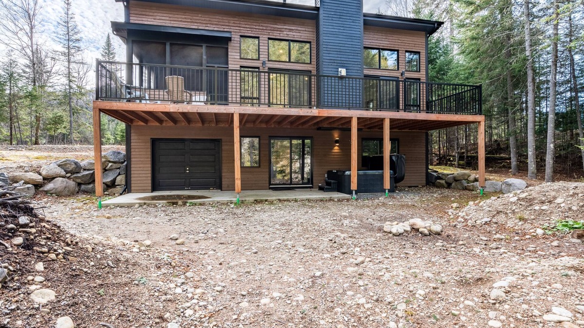 St-Adolphe-d'Howard Ski Chalet | La Grande Ourse : Modern Waterfront w/spa