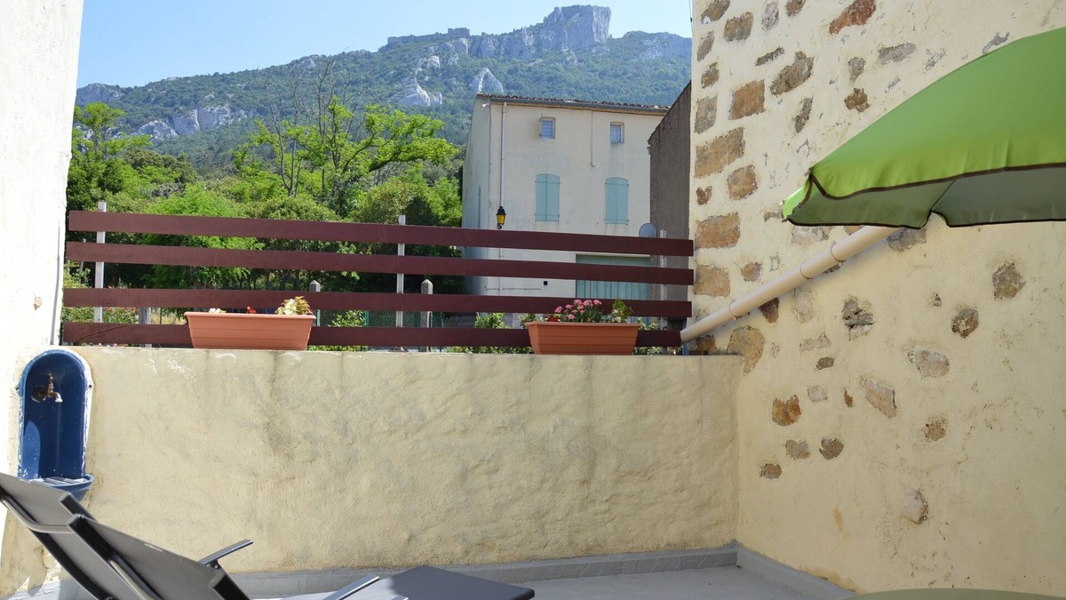 Rouffiac-des-Corbieres Cottage | La Grange, air-conditioned gîte, lovely view of Peyrepertuse castle, Cathar country
