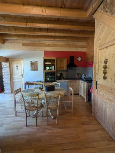 Le Noyer Apartment | La Grange
