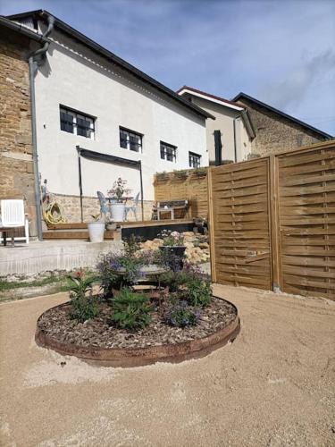 Neuilly-l'Eveque Apartment | La grange gite 2 chambres, 4 couchages