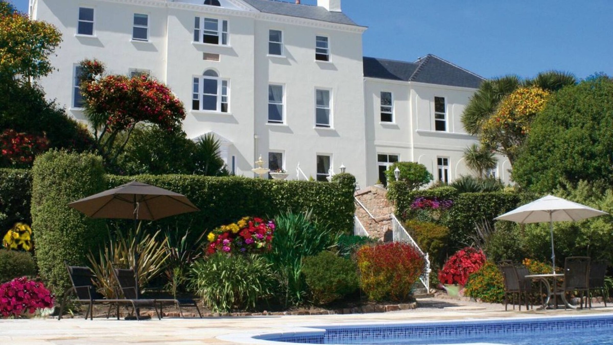 Lower Blanc Pignon Bed & Breakfast | La Haule Manor
