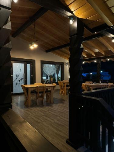 Brosteni House | La Ilie la spălătorie