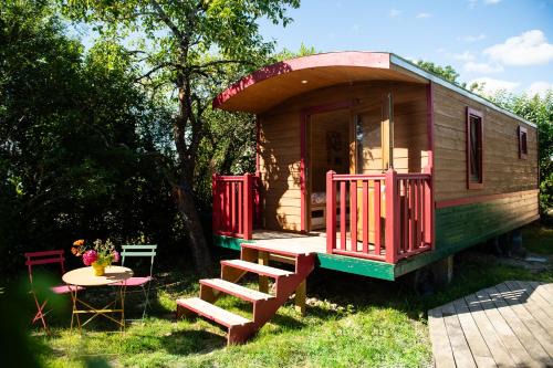 Le Gue-d'Allere Bed & Breakfast | La Jolie Longère Fleurie Roulotte avec piscine et grand jardin