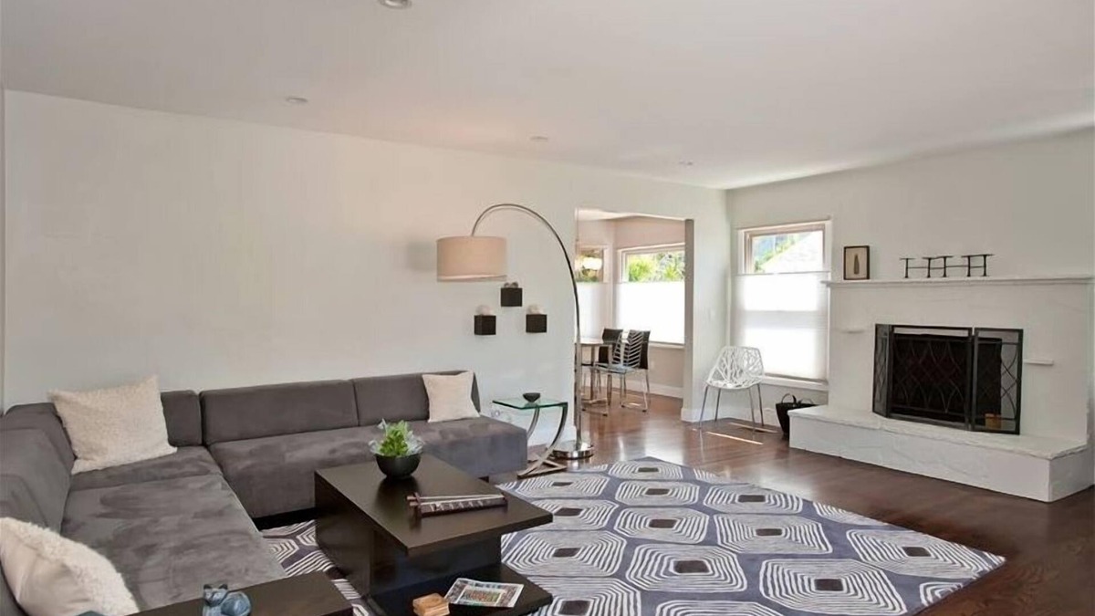 Beach Barber Tract Condo | La Jolla Beach and Village - Contemporary and Bright
