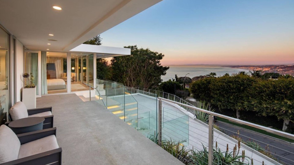 Country Club House | La Jolla Hillside Retreat with Ocean Views, Chef's Kitchen & Hot Tub