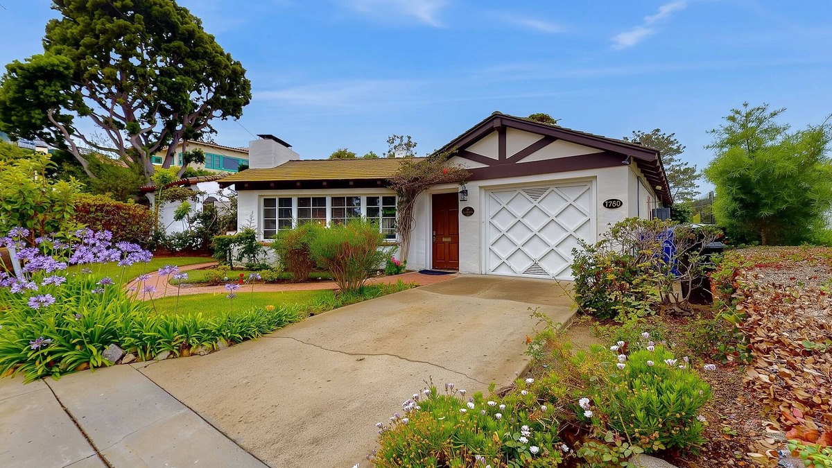 Country Club House | La Jolla Historic Gem | Hot Tub, Game Room, Garden Oasis w/Firepit & Courtyard Dining