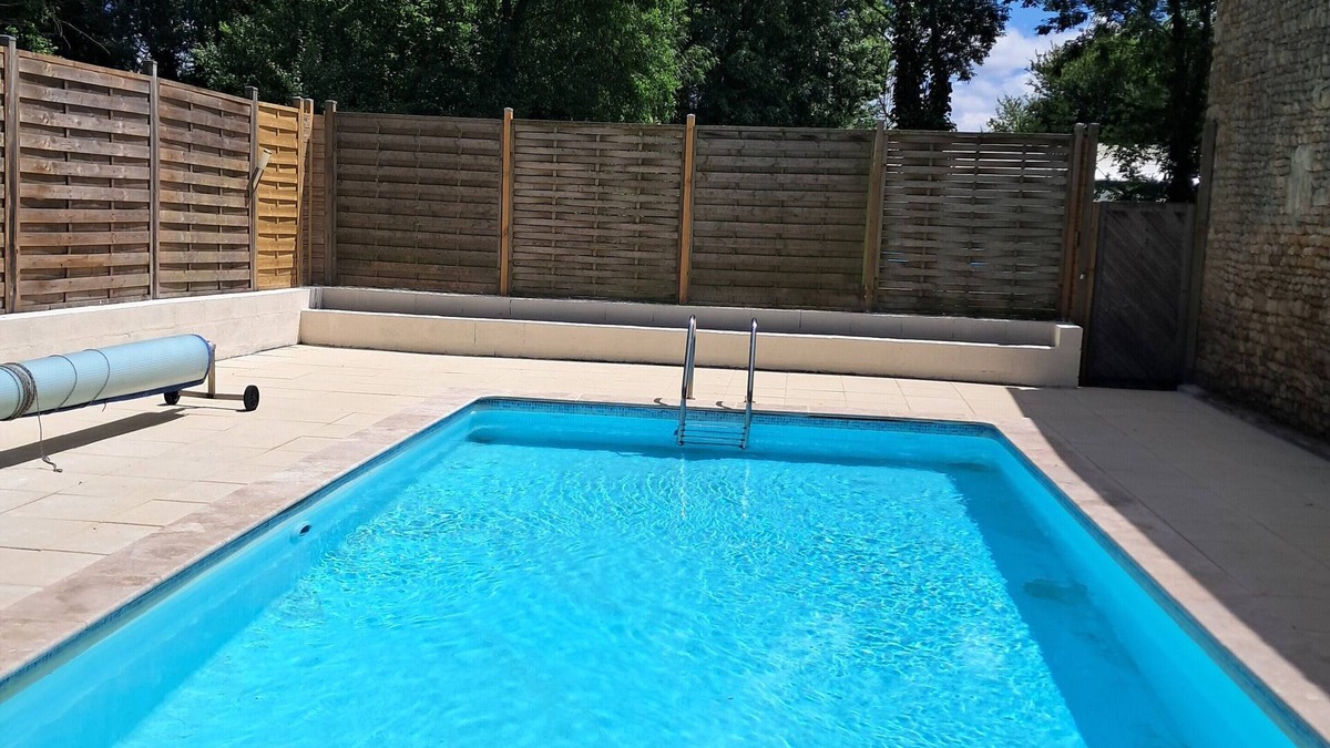Thouarsais-Bouildroux House | LA LAUJÈRE: Discover our Gîte Ivie with its pretty garden and private swimming pool