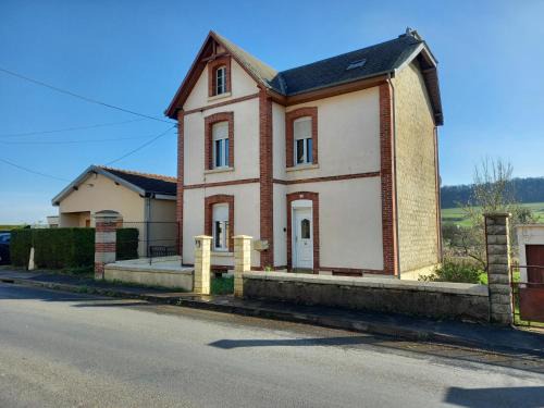 Nouvion-sur-Meuse House | La locomotive by La BB12087