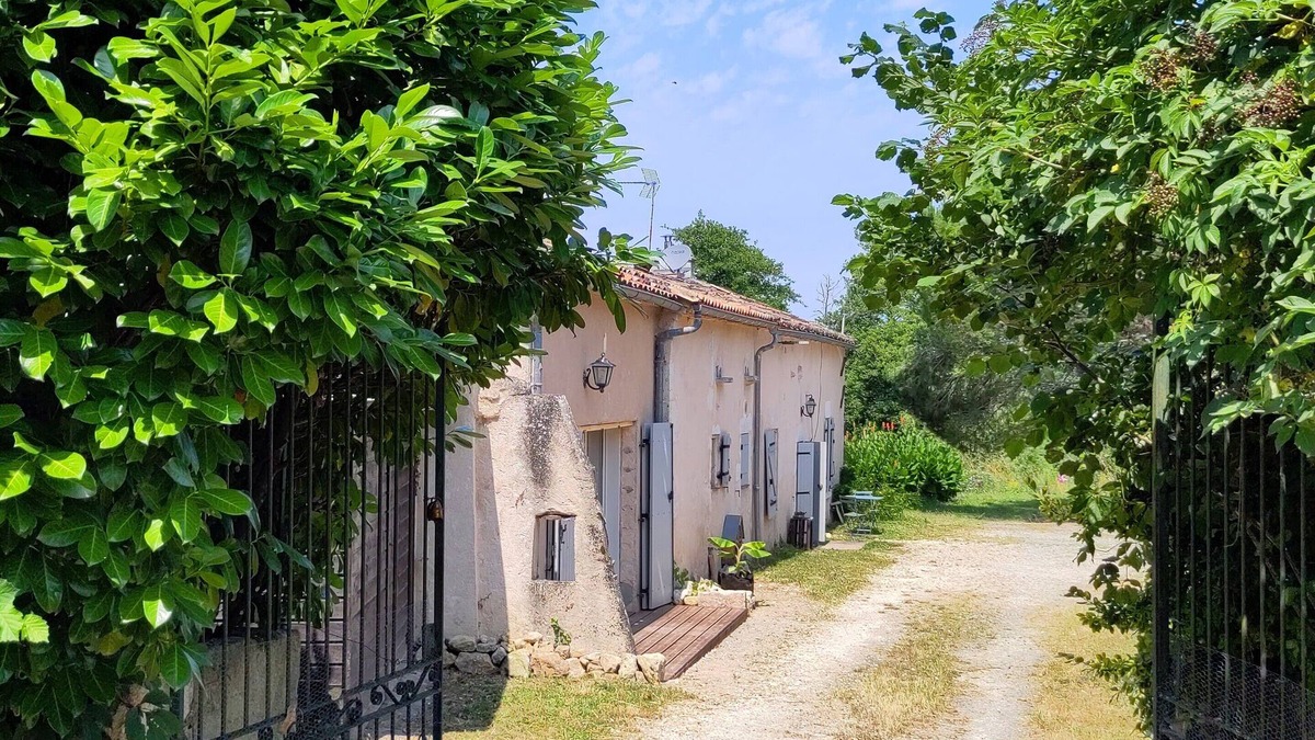 Saint-Meard-de-Gurcon House | La longère aux agrumes: swimming-pool gite garden-forest