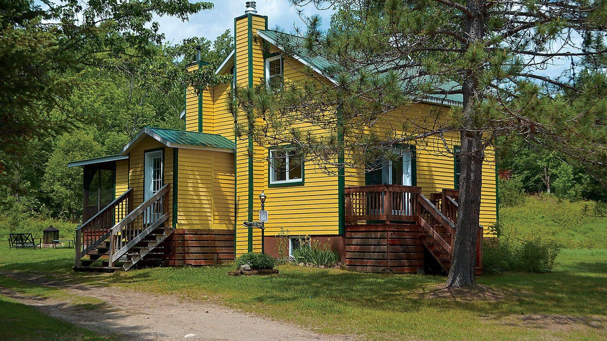 Chute-Saint-Philippe Ski Chalet | La Maison jaune: Spa, comfort, wifi