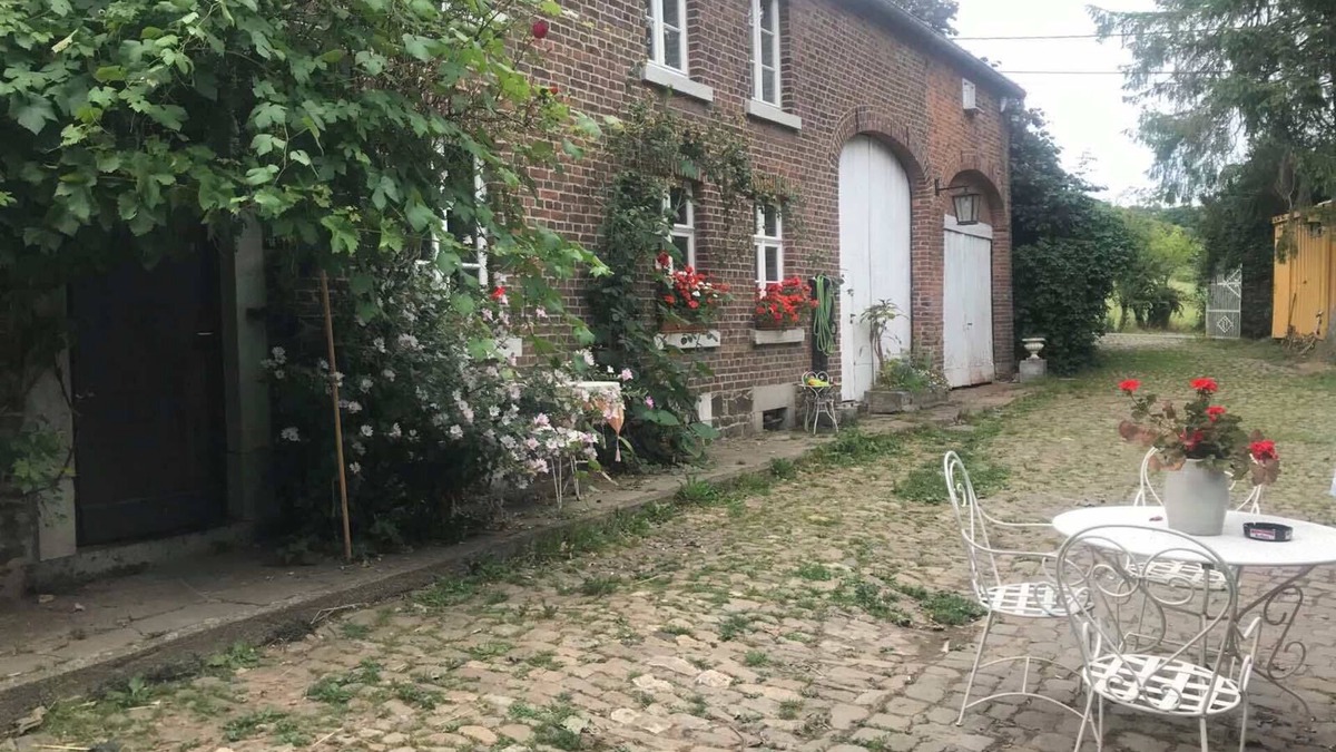Dalhem House | LA MAISON D'ACHILLE in Aubin, short circuit homestay