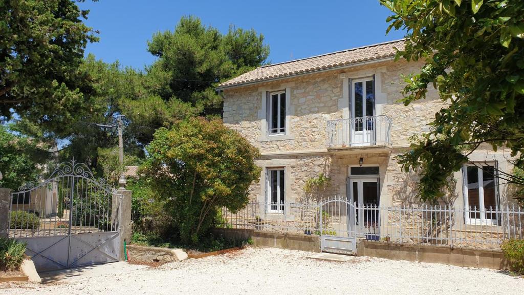 Saint-Victor-la-Coste House | La Maison d'Isidore - Gîte 6 personnes avec climatisation, piscine et jardin clos