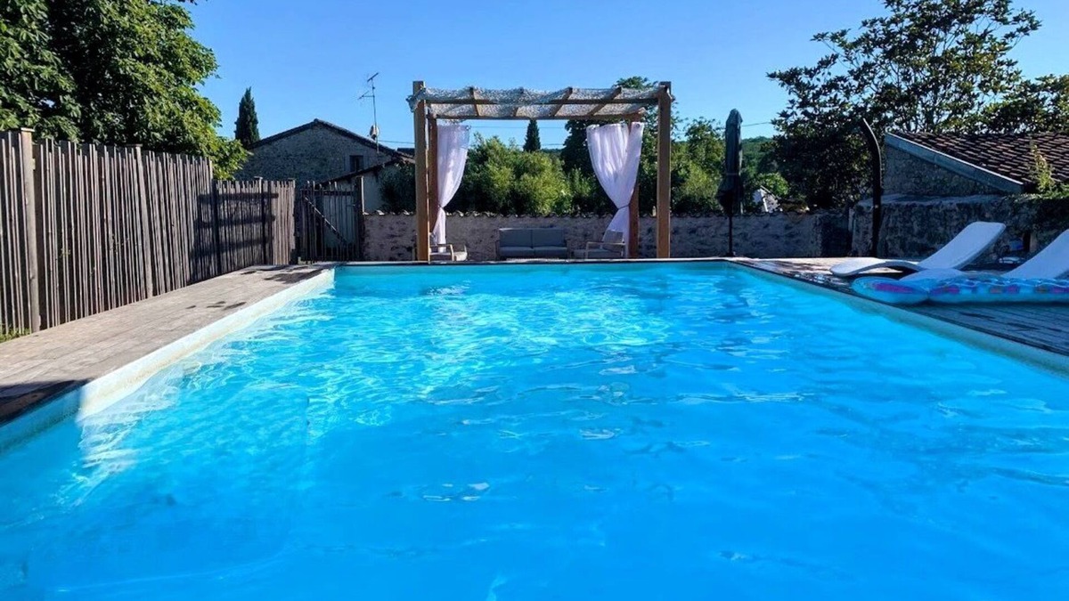 Graves-Saint-Amant House | La Maison des Vendangeurs, authentic stone gîte with pool