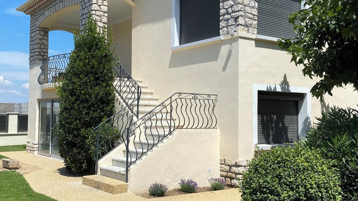 Taillades House | La Maison de Gari, spacious house with swimming pool and beautiful exterior