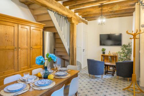 Bourgogne Villa | La Maison de Jeanne - Cœur Historique d'Orléans avec parkings privés - classée 3 étoiles