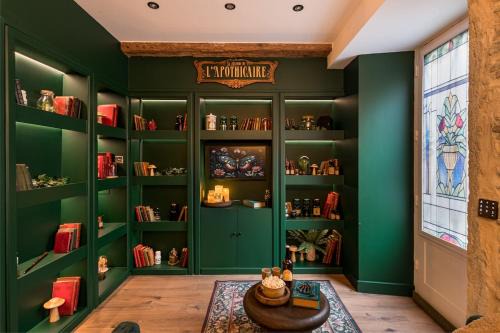 Cremieu Apartment | La Maison de l'Apothicaire - Un refuge enchanté avec balnéo en hyper-centre