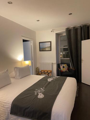 Clermont-Ferrand Apartment | La Maison de l Echauguette Petit Dejeuner et Menage Offerts