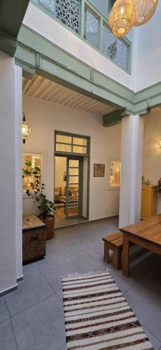Quettanine House | La Maison des Amis