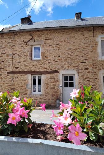 Manhac House | La Maison des Rosiers