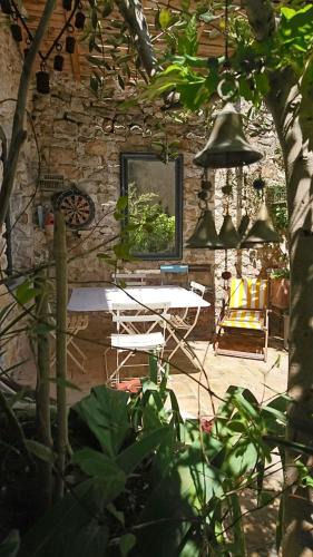 Aigueze House | La maison du brocanteur