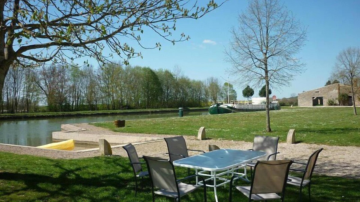 Clamerey House | La Maison Du Canal
