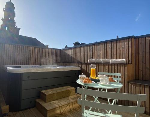 Landerneau House | La Maison du Quai Triplex de charme 4 étoiles en hyper centre avec SPA