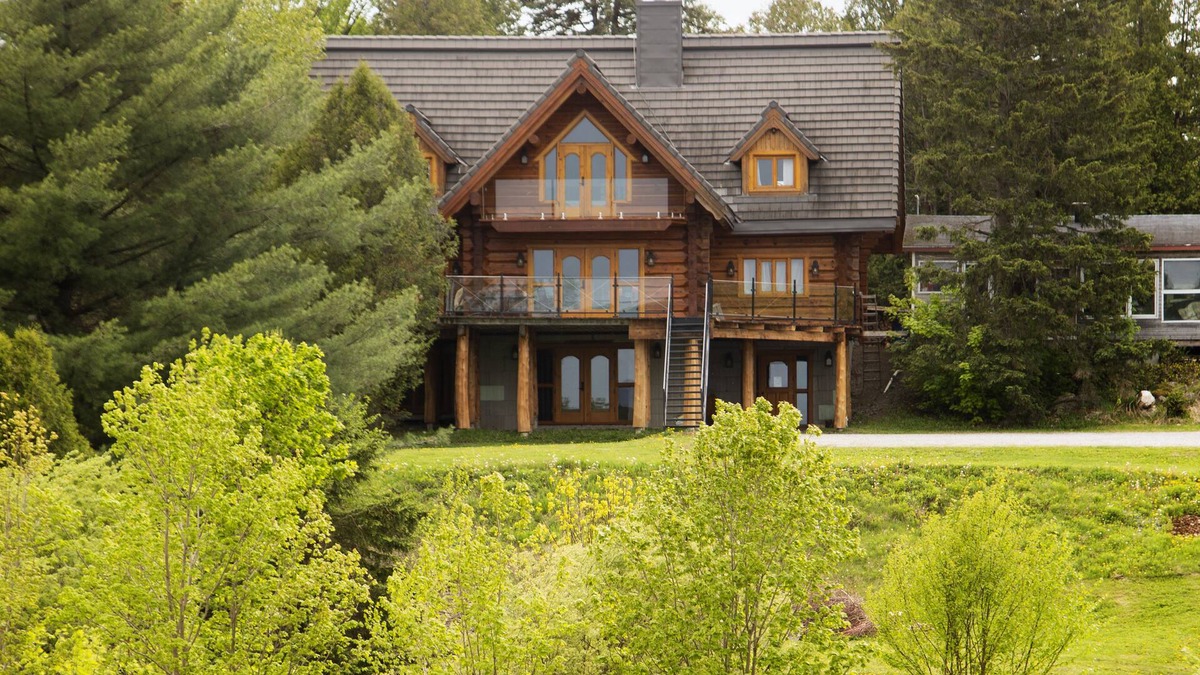 Sainte-Marie Cabin | La maison en bois rond vous offre des chambres majestueuses à couper le souffle.