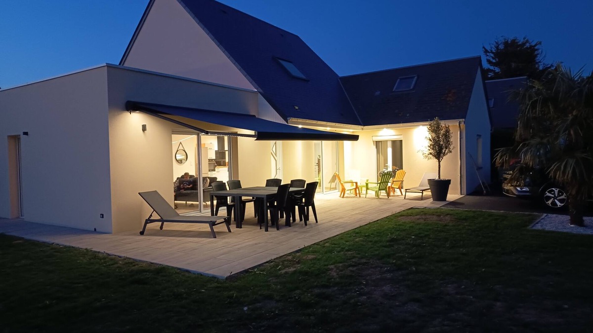 Saint-Laurent-sur-Mer House | La maison des Laquais offers 3 bedrooms for 6 people.