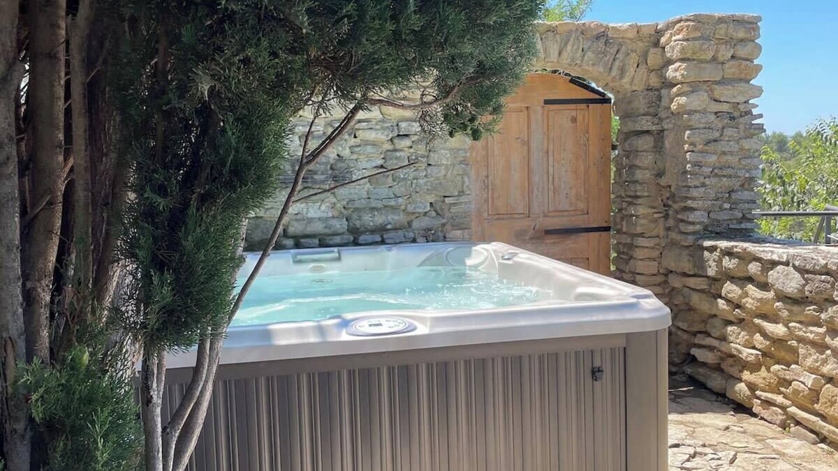 Saumane-de-Vaucluse House | La maison Haut-perché, townhouse with view and jacuzzi.
