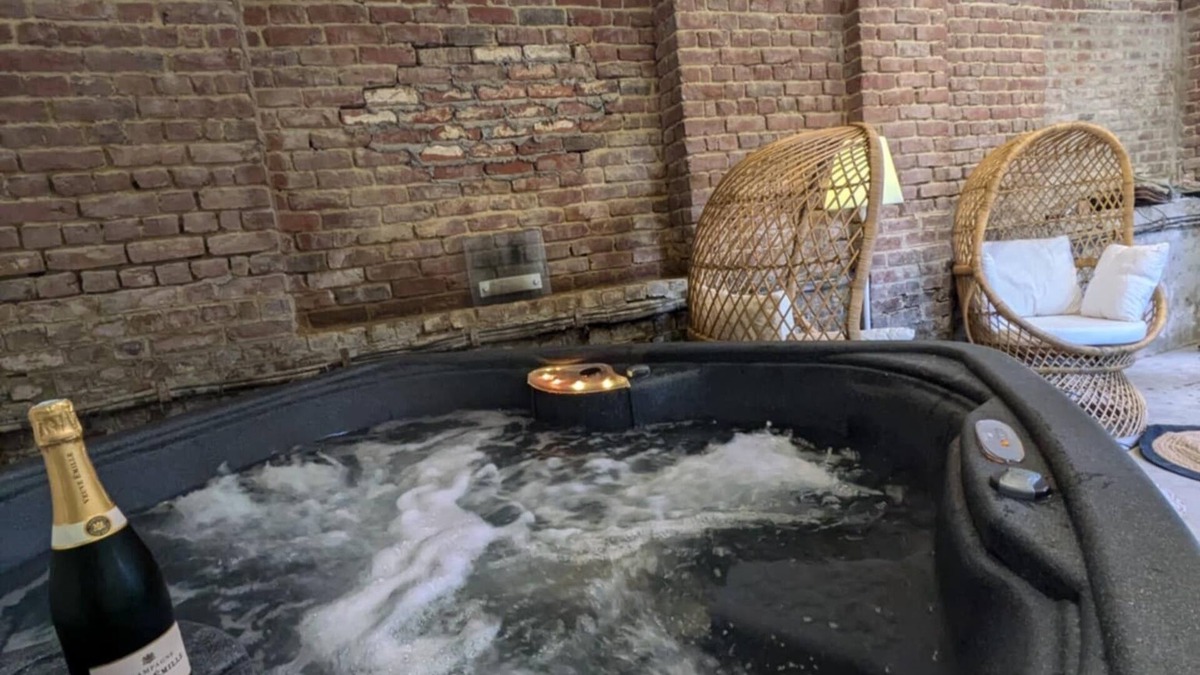 Blendecques Bed & Breakfast | La Mariance bed and breakfast with private Jacuzzi!