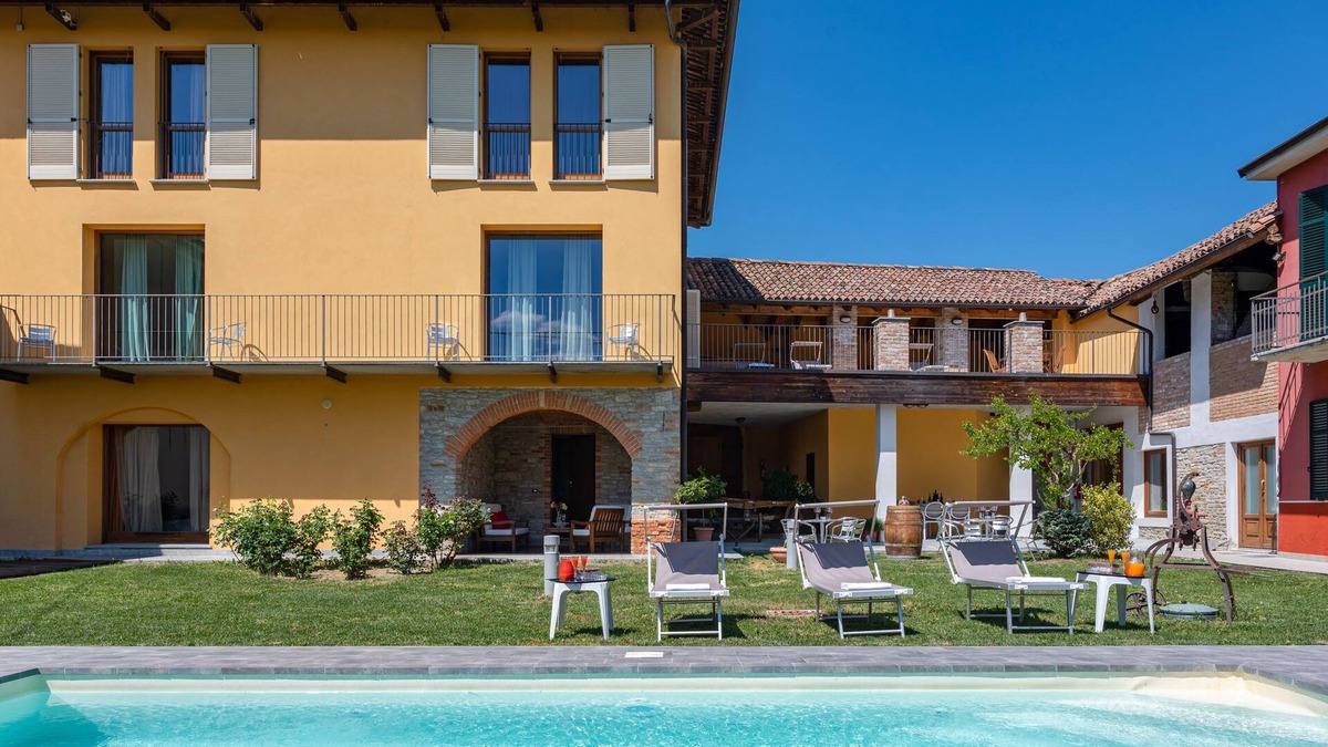 Canelli Villa | LA MARTINA VILLA,luxury villa upon vineyards with a private swimming pool