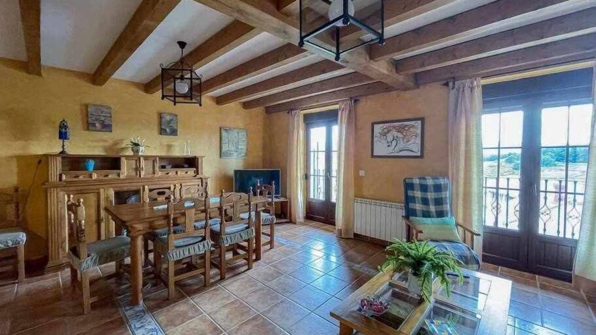 Hoyos del Espino Apartment | La Nava de Gredos, cozy flat with views