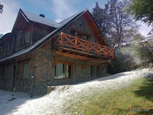 La Villa Ski Chalet | LA Nevadita, CHalet cabin near te center- It includes suite room with double bed and another room with two singles beds- Living room fireplace, Hot water, WI-FI